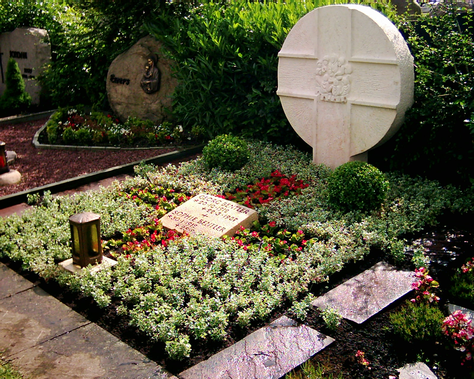 Saisonal bepflanzte Grabanlage von Blumen Brinkmann
